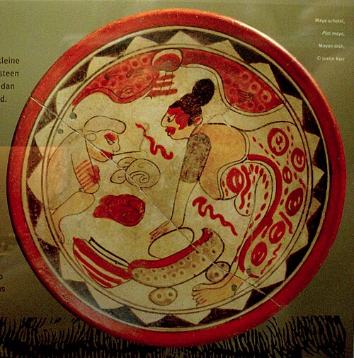 Plat maya représentant l'utilisation d'un metate pour moudre les fèves de cacao. Musée du Chocolat, Bruges.