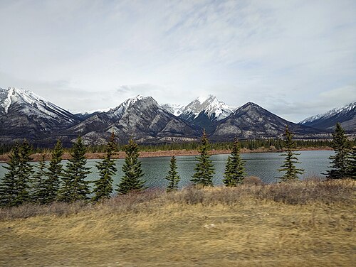Montagnes enneigées au-dessus d'un lac