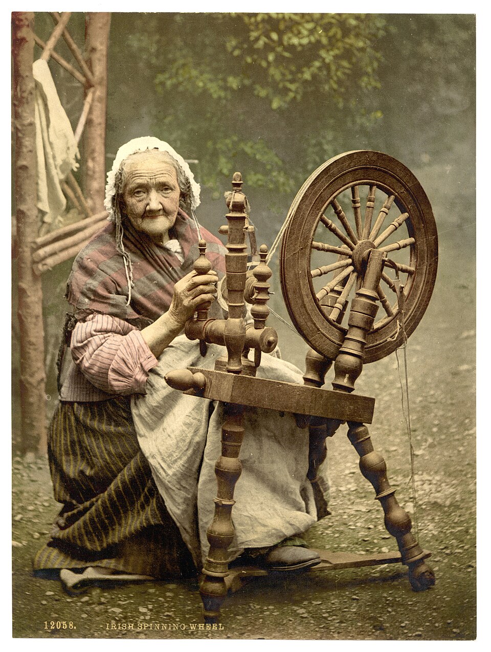 Photochromie d'une Irlandaise âgée utilisant un rouet, comté de Galway, Irlande, vers 1890