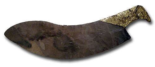 Couteau de cérémonie en silex portant le nom d'Horus Djer inscrit sur son manche en or, exposé au Musée royal de l'Ontario.