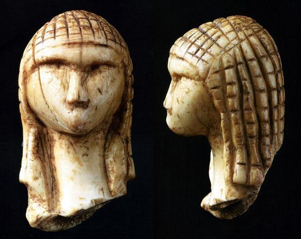Vénus de Brassempouy portant une coiffe