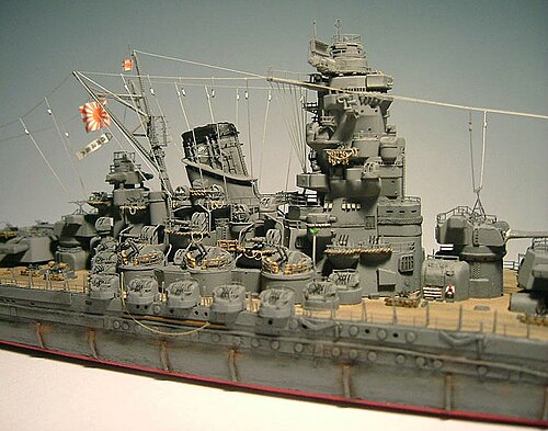 Détails du modèle à l'échelle 1/700 du cuirassé japonais Yamato, qui est très détaillé avec des pièces de rechange en photodécoupe.