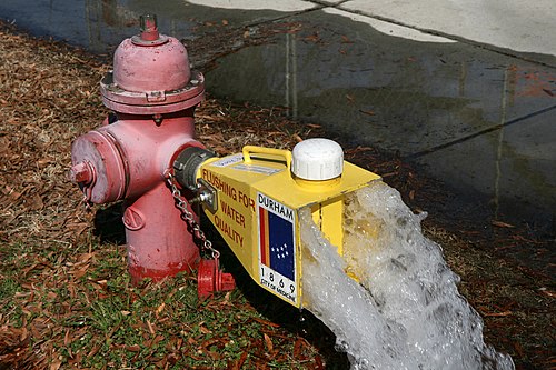 Une bouche d'incendie évacuant l'eau à travers un diffuseur à Durham, en Caroline du Nord