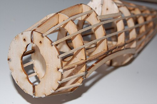 Construction en balsa d'un modèle réduit d'avion à l'échelle en caoutchouc à vol libre, de type « bâton et papier de soie »
