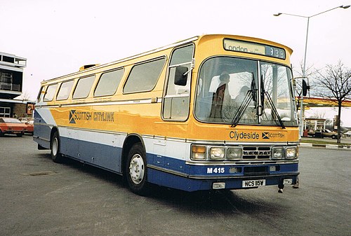 Volvo B10M à carrosserie double Dominant III. Ce véhicule est équipé d'un pare-brise Dominant I plus petit monté au niveau du Dominant II pour permettre l'installation d'un affichage de destination sans casser la ligne de toit, et dispose également de phares montés individuellement en option.