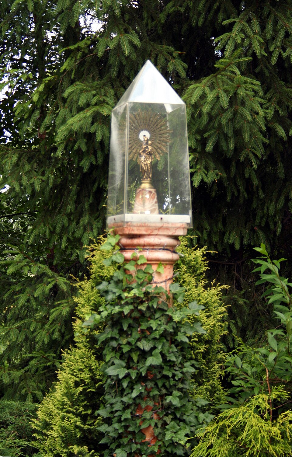 Monument avec un ostensoir à Rybnik, en Pologne, devant l'église Saint-Laurent