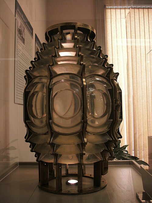 Lentille de Fresnel du cinquième ordre autrefois utilisée au phare, exposée au Lyceum, le musée d'histoire d'Alexandrie