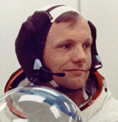 L'astronaute de la NASA Neil Armstrong portant une « casquette Snoopy » avec un casque Plantronics (SPENCOM) avant son atterrissage lunaire d'Apollo 11 en 1969