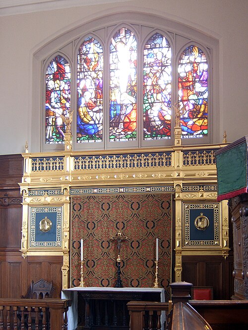 Autel dans le bas-côté sud de la chapelle