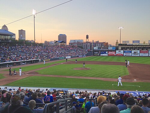 Un terrain de baseball vert au crépuscule