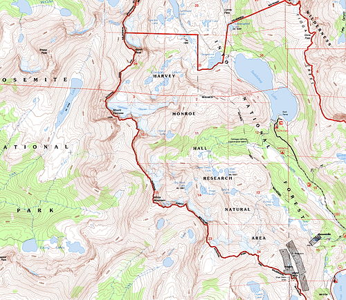 Carte topographique – met en évidence les courbes de niveau – adaptée à la navigation terrestre.