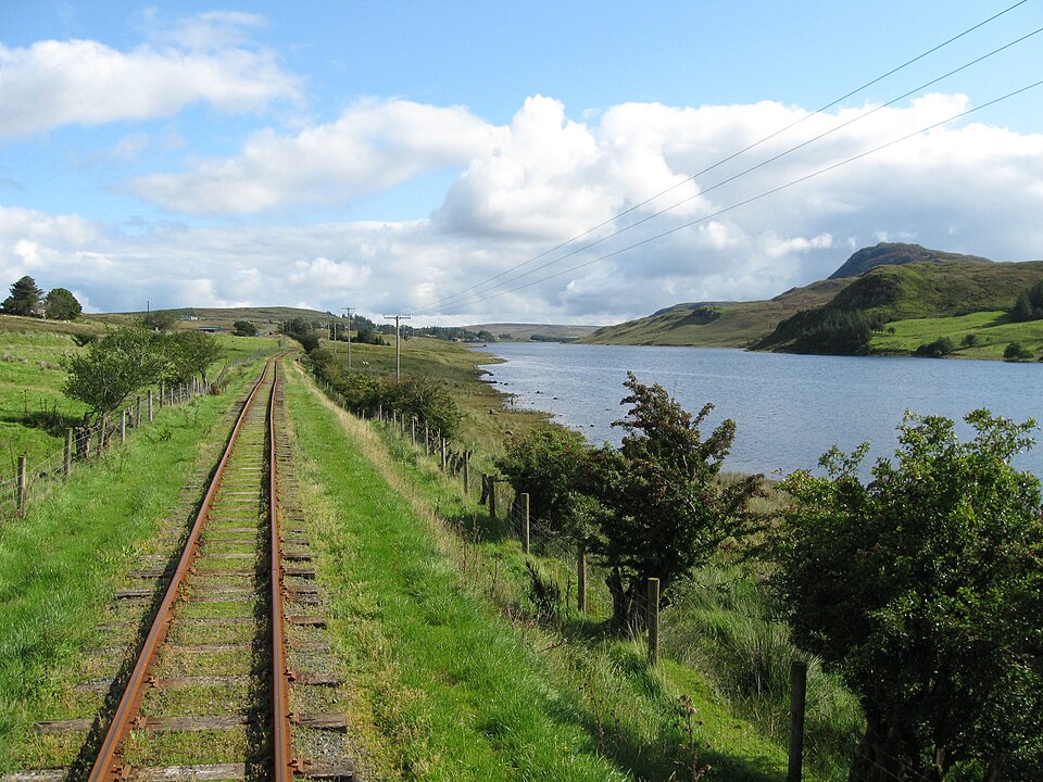 La voie ferrée du County Donegal Railways Joint Committee (CDRJC) a été restaurée à côté du Lough Finn, près de la gare de Fintown.