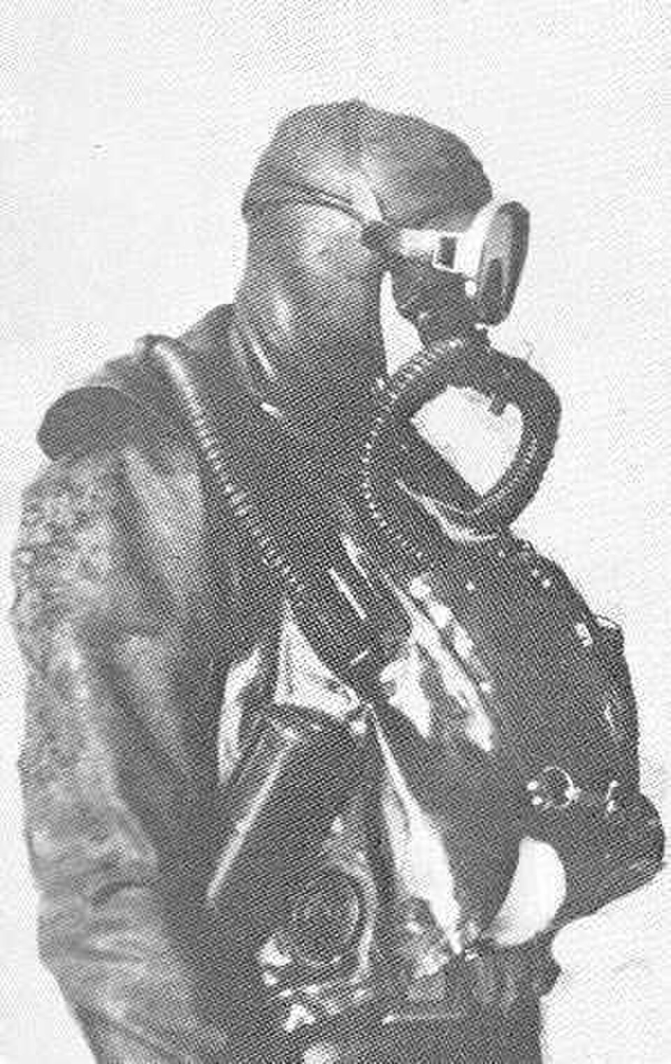 Un nageur de combat français avec un respirateur à boucle contre-pulmonaire thoracique avec deux tubes respiratoires (modèle « Oxygers », 1957).