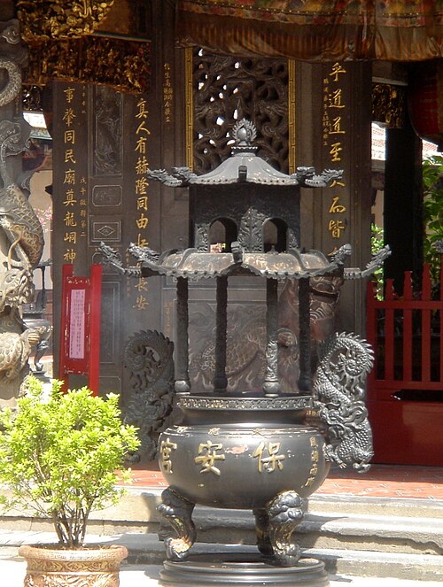 Un grand encensoir devant le temple Baoan de Taipei