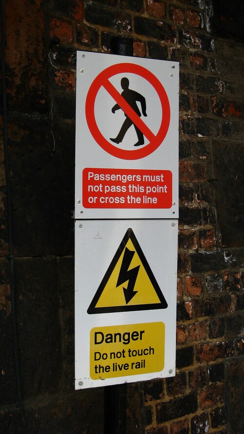 Pictogrammes de sécurité des passagers de British Rail au bout du quai de la gare de Meols