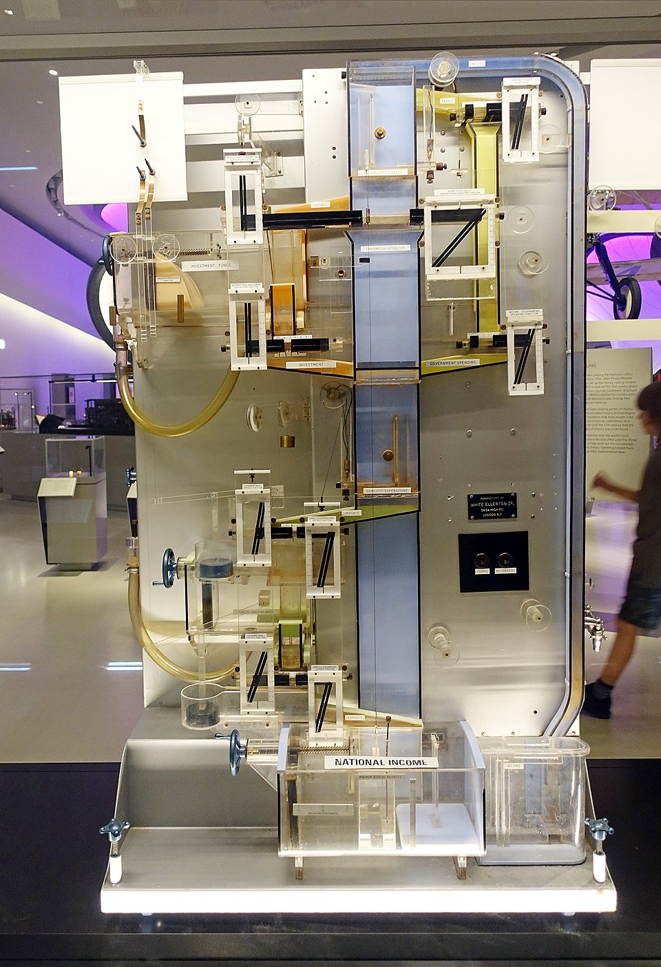 Modèle hydraulique de l'économie britannique – MONIAC ​​au Science Museum de Londres
