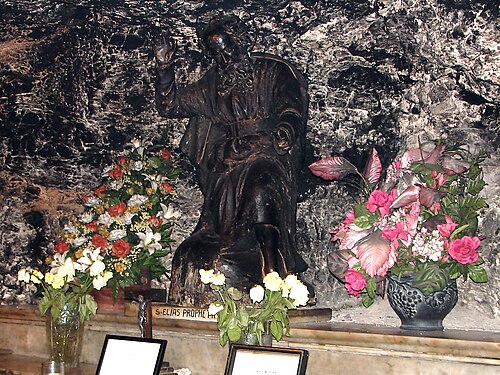 Une statue d'Élie dans la grotte d'Élie, Mont Carmel, Israël