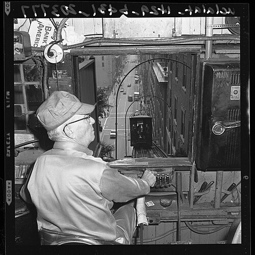 Joseph M. Cooper conduisant une voiture Angels Flight, 1960.