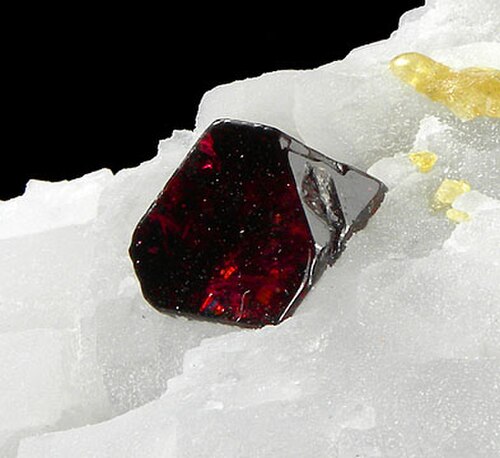 Spinelle rouge sur calcite