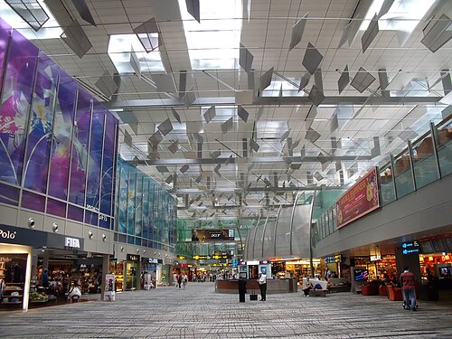 Salon stérile au Terminal 3 de l'aéroport de Changi à Singapour. Les passagers en transit entre les vols internationaux aux terminaux 1, 2 et 3 de l'aéroport de Changi débarquent directement dans le salon stérile et peuvent se rendre à leur porte de correspondance sans passer par le poste frontière ni accomplir aucune autre formalité de contrôle aux frontières. Ils peuvent également se déplacer entre les terminaux en utilisant le Skytrain sans passer par aucun poste de contrôle.