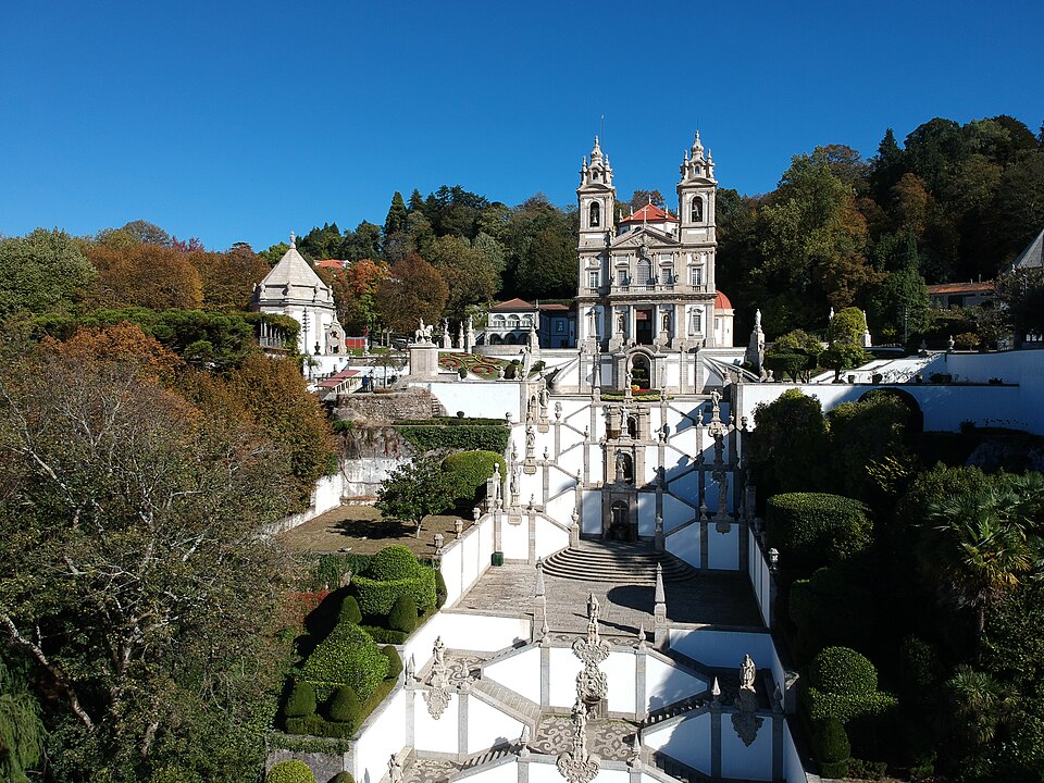 Grand escalier du sanctuaire de Bom Jesus do Monte, Braga, Portugal, par Carlos Luís Ferreira Amarante et autres, v. 1784