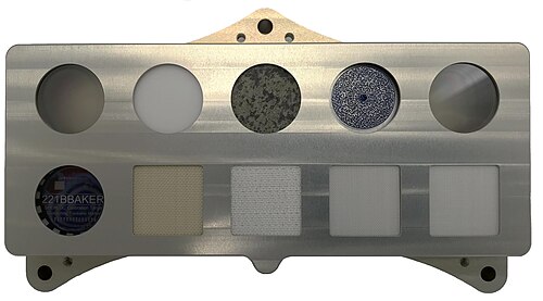La cible d'étalonnage SHERLOC du rover Perseverance de Mars, dotée d'un système de suivi.
