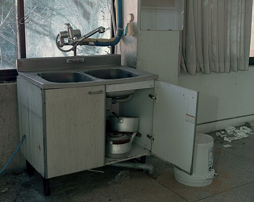 Évier double conçu pour le lavage manuel de la vaisselle