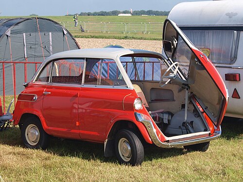 Porte d'entrée ouverte et porte latérale en vue sur une BMW 600
