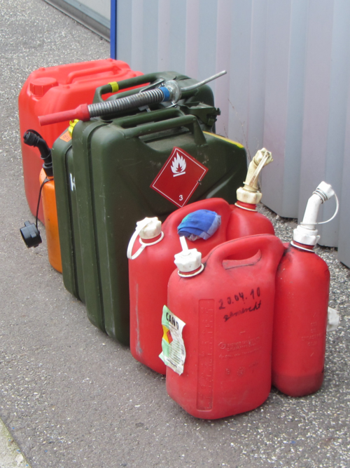 Les bidons en PEHD résistent au ramollissement et au gonflement causés par les composants aromatiques des carburants