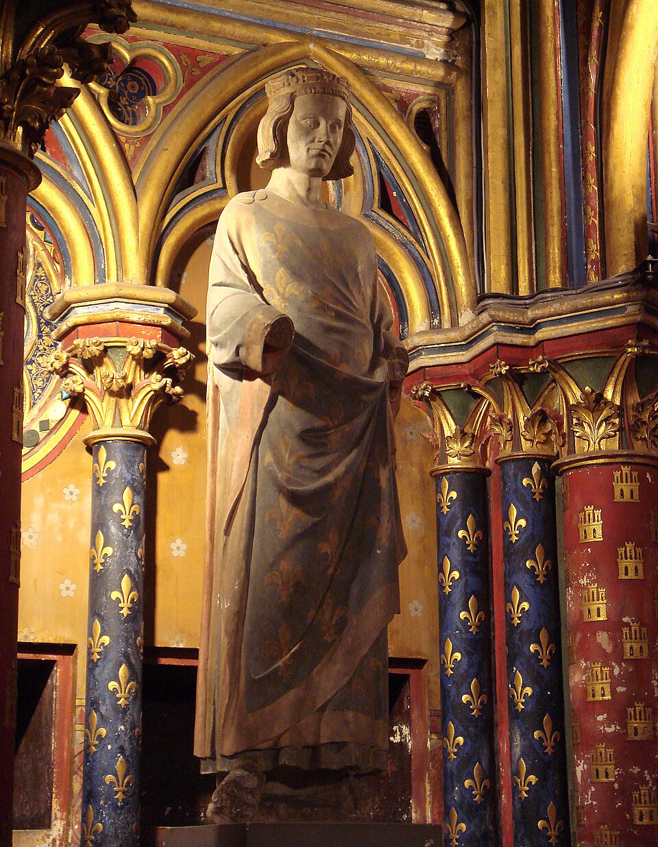Statue de Louis IX (Remarquez les symboles de la fleur de lys et du château sur les colonnes, symbolisant son ascendance royale par ses parents, Louis VIII Capet de France et Blanche de Castille.)