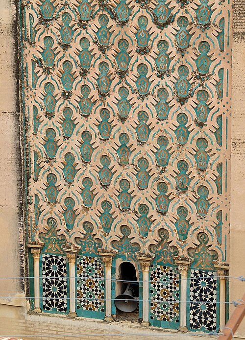 Zellige sur le minaret de la médersa Bou Inania à Fès (XIVe siècle), avec des panneaux de mosaïque en dessous et des carreaux de sgraffite verts au-dessus