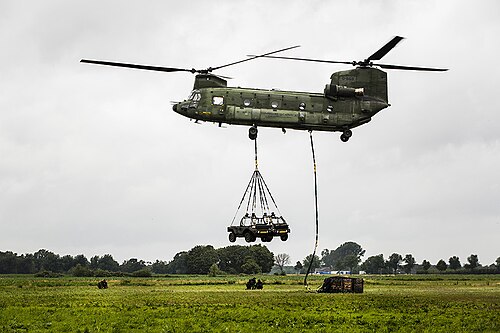 Un CH-47 néerlandais transporte des véhicules légers suspendus et une charge lors d'exercices, 2015
