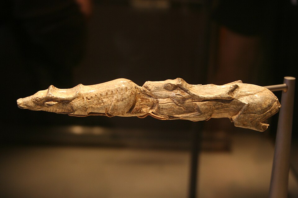 Sculpture de renne nageur vieille de 13 000 ans provenant de L'Abri Bruniquel, France