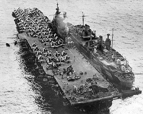 L'USS Randolph en réparation après une attaque kamikaze à Ulithi