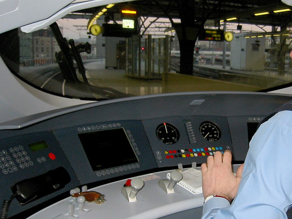 IHM moderne dans la cabine de conduite d'un train à grande vitesse Intercity-Express allemand