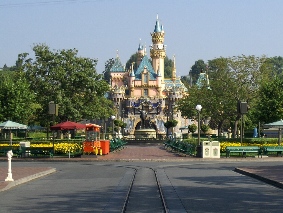 Au château de la Belle au bois dormant à Disneyland, l'échelle des éléments architecturaux est beaucoup plus petite dans les parties supérieures du château par rapport aux fondations, ce qui le fait paraître nettement plus grand que sa hauteur réelle de 77 pieds (23 mètres).