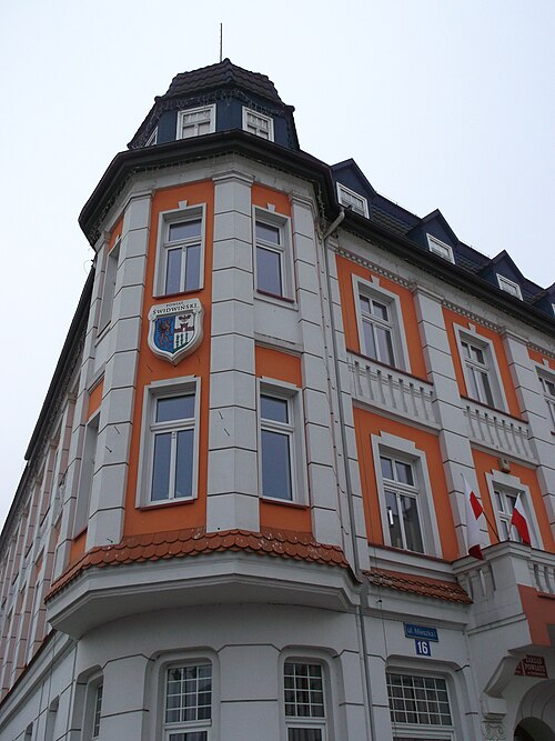 Grande fenêtre en oriel en maçonnerie du bureau de district de Świdwin, Pologne