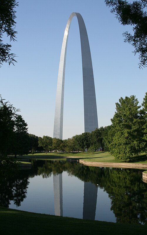 Gateway Arch est plus solide en bas : courbe caténaire lestée