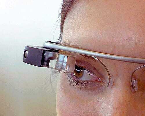 Interface utilisateur vocale d'un ordinateur portable (ici : Google Glass)