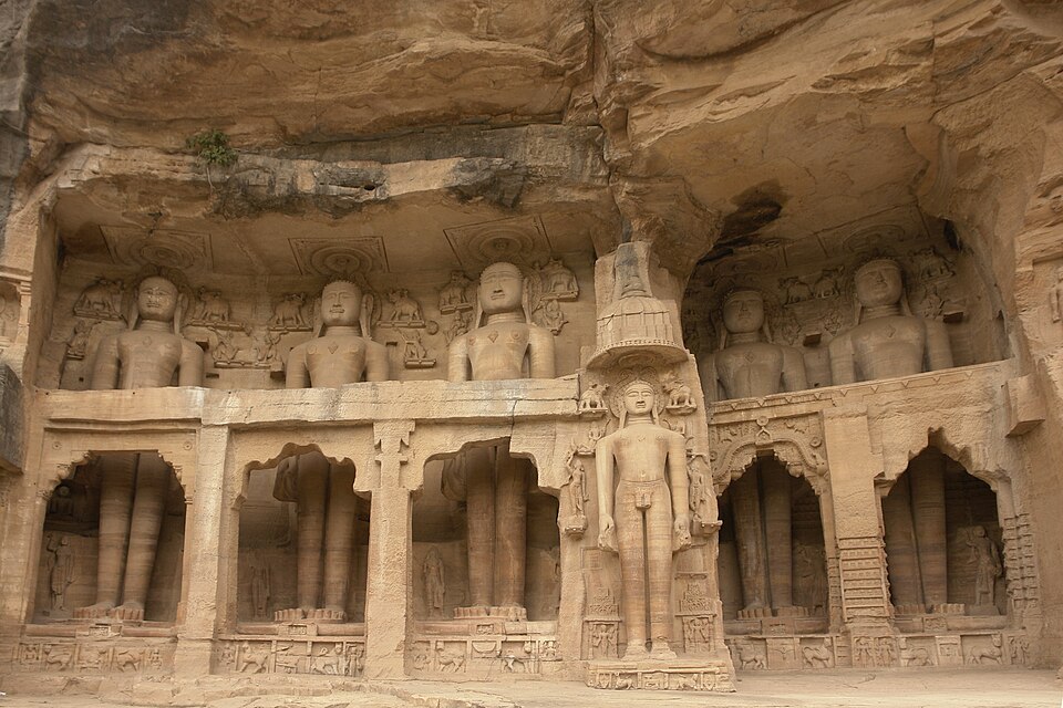 Statues de Tirthankara dans les grottes de Siddhachal, à l'intérieur du fort de Gwalior, Madhya Pradesh