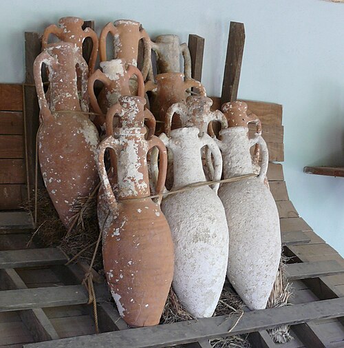 Amphores de l'âge du bronze provenant d'épaves de navires près de Bodrum, en Turquie, avec un support et un dispositif de fixation illustrant comment elles auraient pu être empêchées de bouger