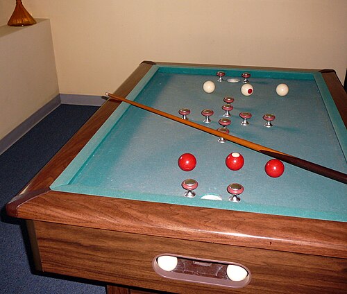 Une table de billard à pare-chocs rectangulaire