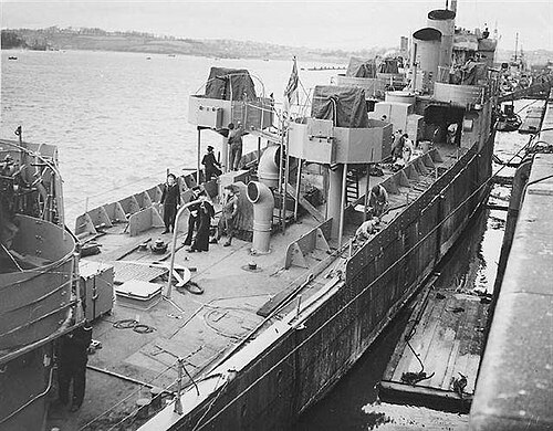 Marins et ouvriers sur un navire à quai