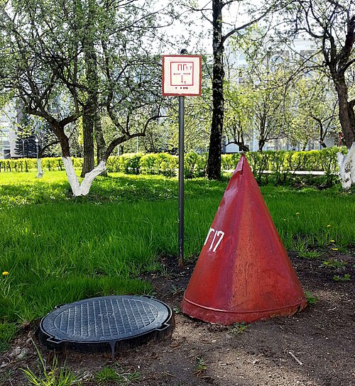 Borne d'incendie souterraine en Russie, signalée par une plaque et un cône rouge