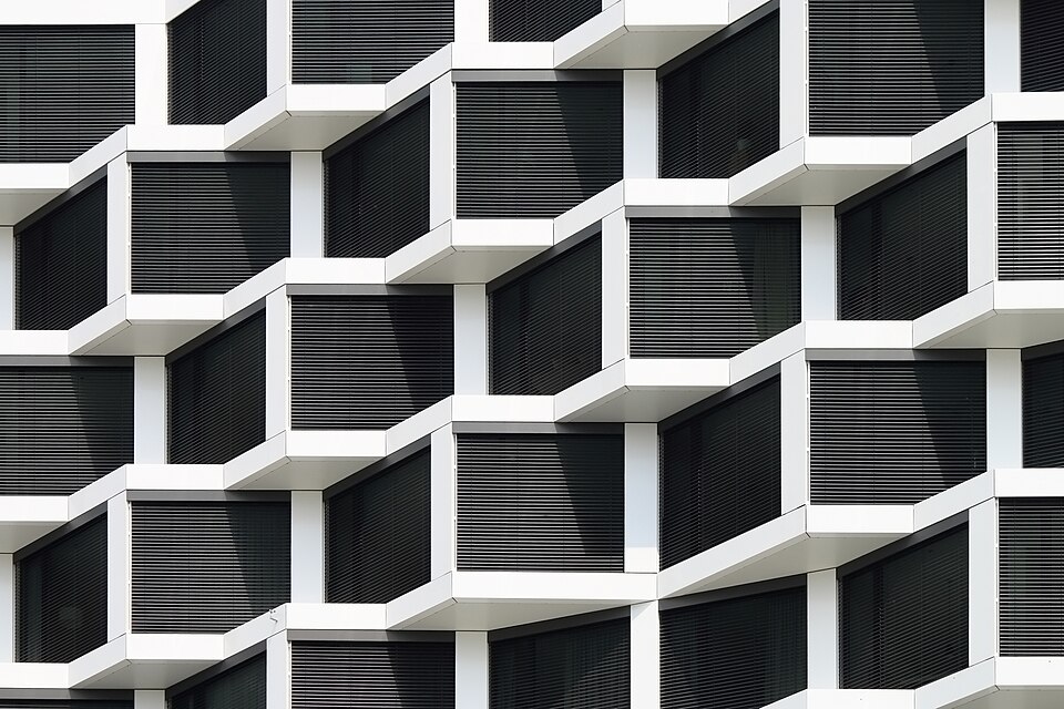 Façade d'un immeuble résidentiel moderne avec stores automatisés