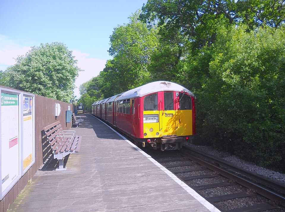 La classe 483 n° 007 de l'Island Line part de Smallbrook Junction, avec un service à destination de Ryde Pier Head.