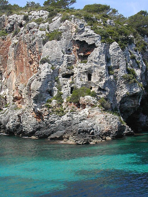 Les calanques de Minorque. Notez les entrées des grottes taillées à la main.