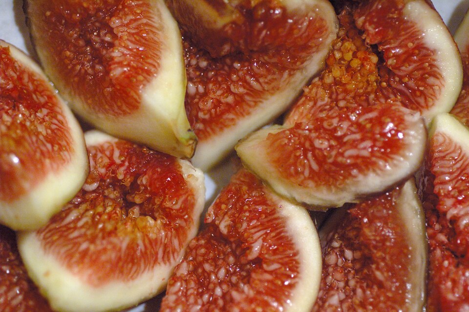 Figues fraîches, coupées en deux