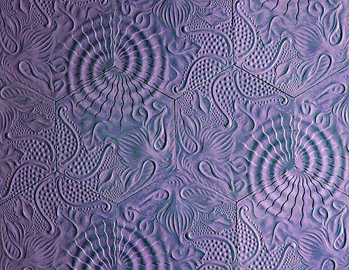Trois motifs complets peuvent être observés lorsque plusieurs carreaux sont posés selon un certain motif.