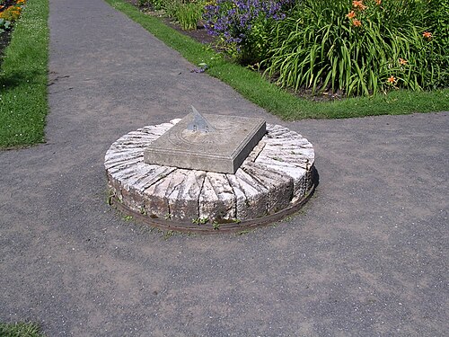 Une meule utilisée pour soutenir un cadran solaire au Domaine Joly à Lotbinière, au Québec.